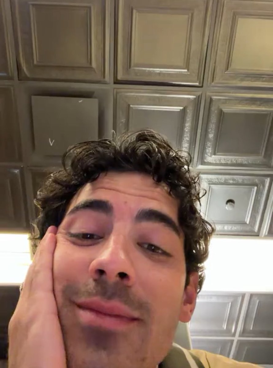 joe jonas: *exists* 

me: