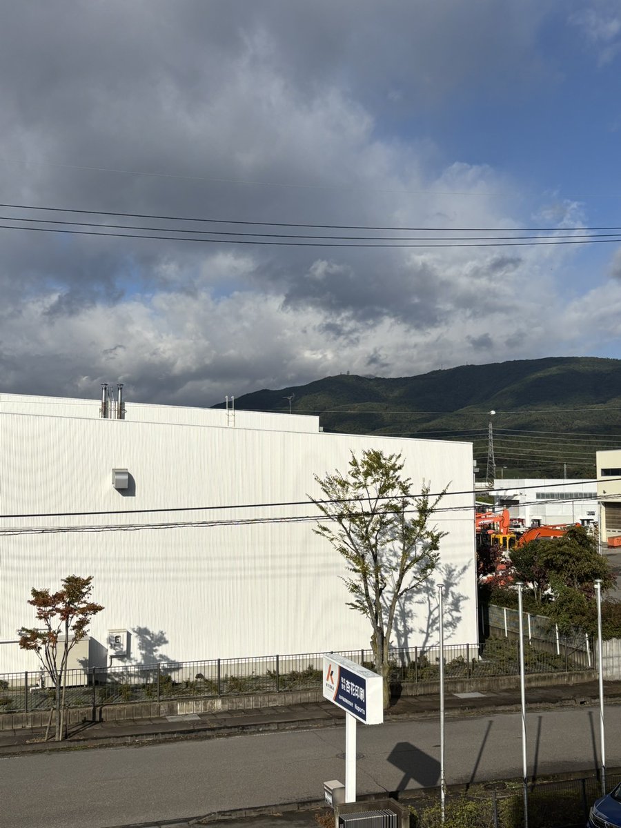 yorokobi_p's tweet image. おはようございます！

昨日の大雨のおかげか本日は空気が澄んでいます。
日中はもっと晴れてくるでしょう⛅️

そして、24.25日で行われた　＃産業フェアin信州　では多くの方々にブースに寄っていただき感謝申し上げます。

これを機に良いご縁が生まれますように🥰

#イマソラ
#企業公式相互フォロー