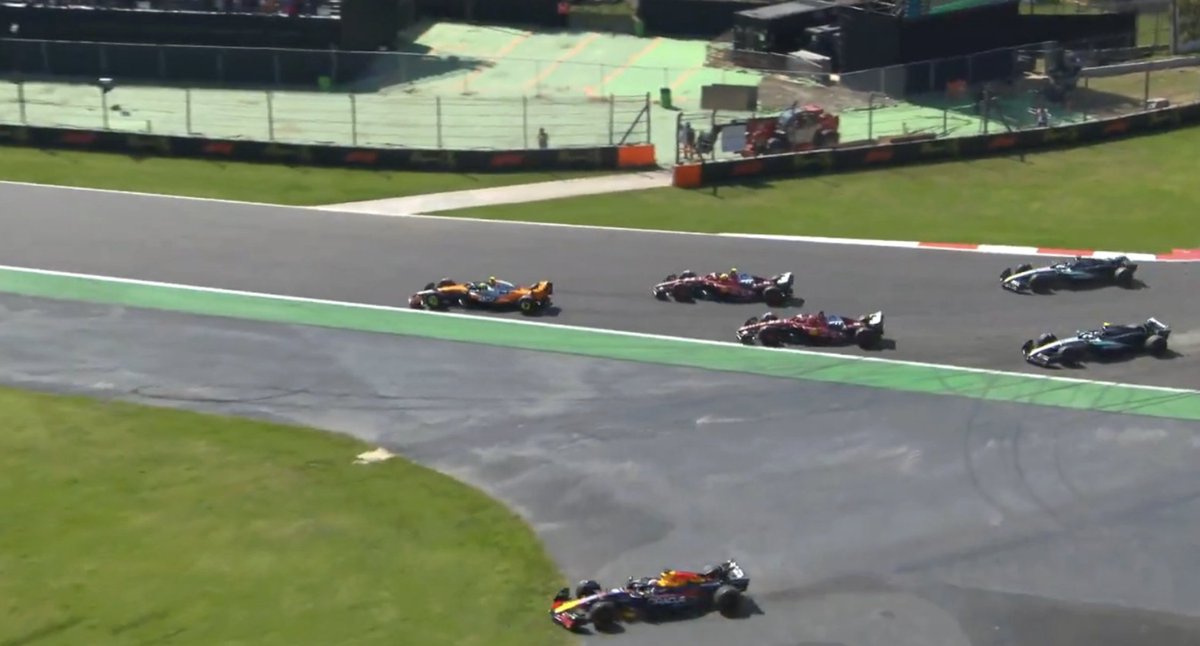 This makes it look even worse. Hamilton almost a full car length ahead of Leclerc after T1, would've had T2/3 covered on the inside, and still didn't get the place back #MexicoGP