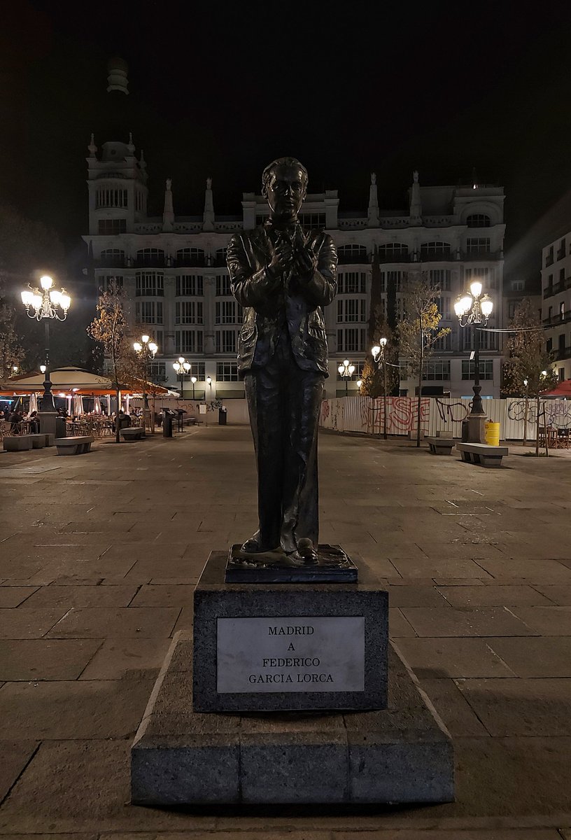 Esta noche he visto a Federico de nuevo en su plaza ...

#FedericoGarciaLorca #Madrid