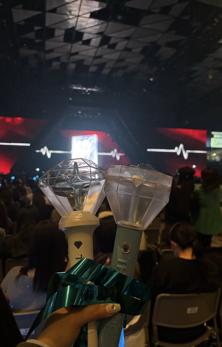 ずーと飛んで踊って叫んで筋肉痛やし喉痛いけどトロッコもセンステも近くて初日最高だった😻✨ヒョンソク大好き🥺🩷