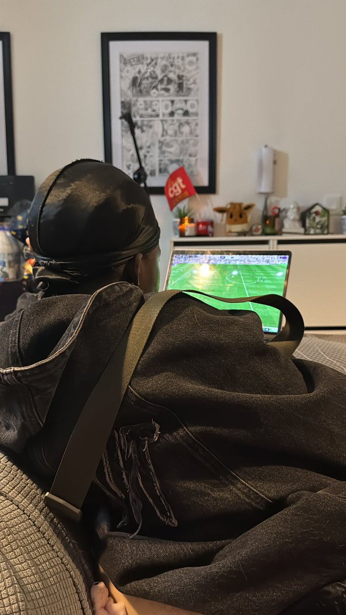 on est rentrés y'a 1h il a ni enlevé sa veste ni enlevé son sac parce que FM