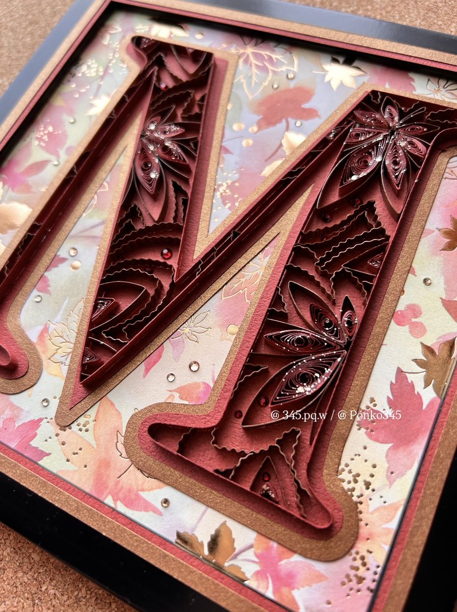 ponko345's tweet image. アルファベットアートでメイプル🍁のイニシャルモチーフを作りました。深まる秋を感じながら、どこかのカフェ☕️で今日もゆったりしたいと思います。が、現実にはイベント準備で慌ただしいけど🤣
#alphabetart #quillingart #papercraft #クイリングアート #ペーパークラフト