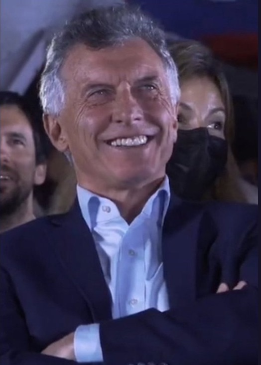 Salí a bailar al balcón ahora corrupta, a ver...