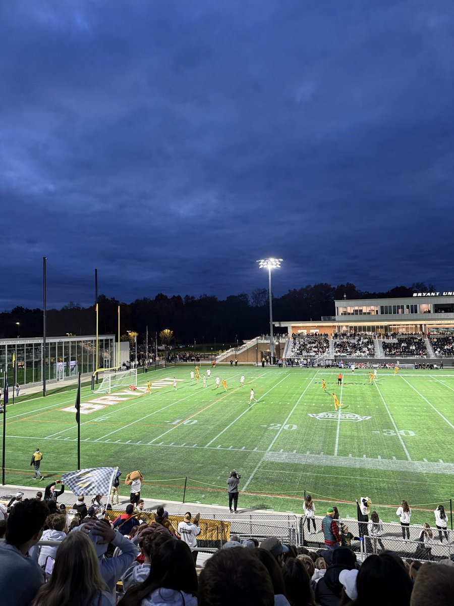 A sold out stadium last night for Bryant University #2 vs reigning champs UVM #7 in an EPIC college soccer showdown 👏👏
College soccer is on the 📈 Also what a beautiful stadium here at Bryant in Smithfield, Rhode Island 🤩 #collegesoccer