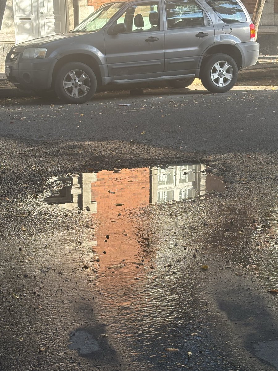 Alcaldesa <a href="/AlessandraRdlv/">Alessandra Rojo de la Vega</a> , en la calle de Abraham González esquina Barcelona, de la colonia Juárez, este cráter lleva semanas sin ser atendido, provocando daños y percances, ¿podría atenderlo?