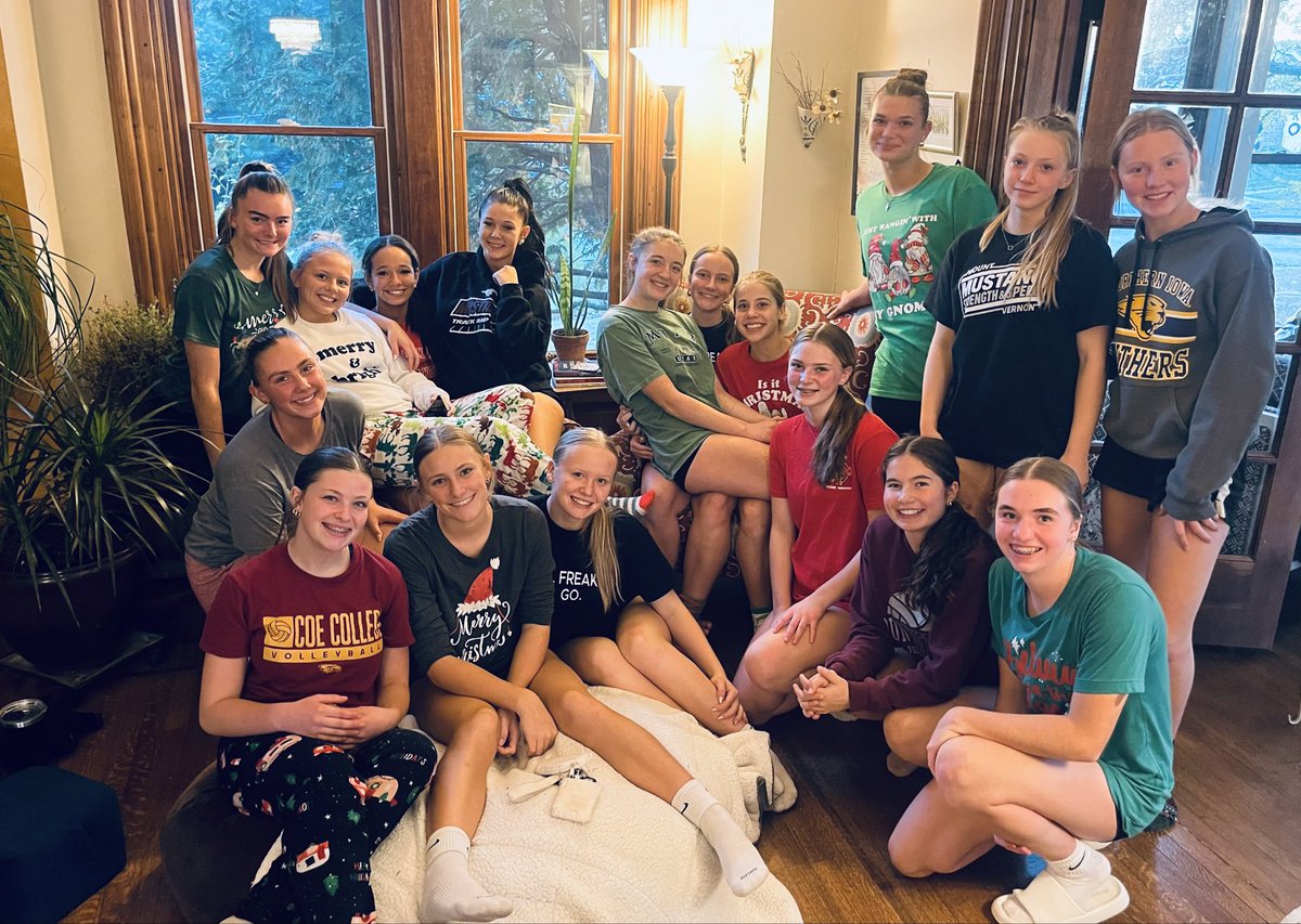 Christmas Theme at practice today &amp; the annual team meal at the Willems house were a success!  #ItsTheMostWonderfulTimeOfTheYear #GoMVStangs 🩷🏐🎄