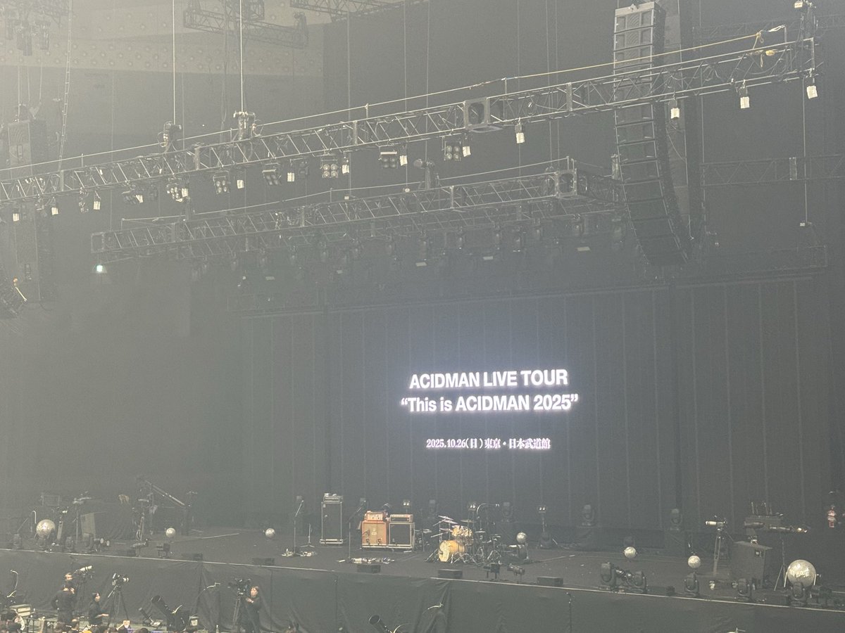 ei_gonsora's tweet photo. ACIDMAN武道館、よかったー
3時間たっぷりと味わいました

ACIDMANのライブに行くと浄化される感じ
いい時間だった
そんで、会場内はめっちゃ宇宙🪐

 #ACIDMAN https://t.co/A4vCs67MxQ