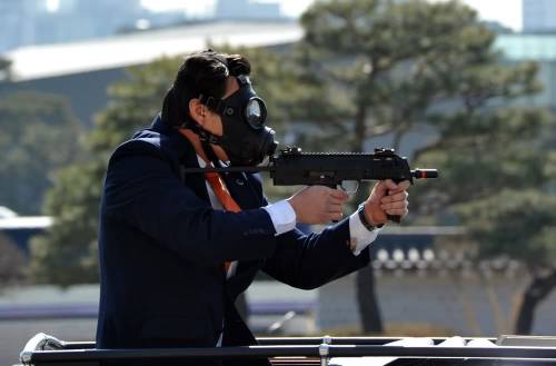 O8lI5's tweet image. South Korean presidential guard with a MP7