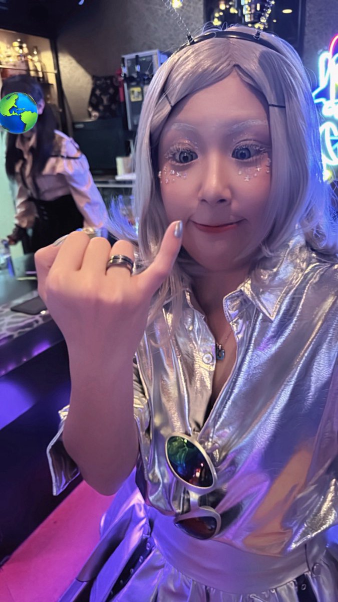 Mm4wG's tweet photo. 今年のお店のハロウィンでは
宇宙人のコスプレをしました

自分だけ場違いだった感あって気まずい https://t.co/SFfa3gsHqL