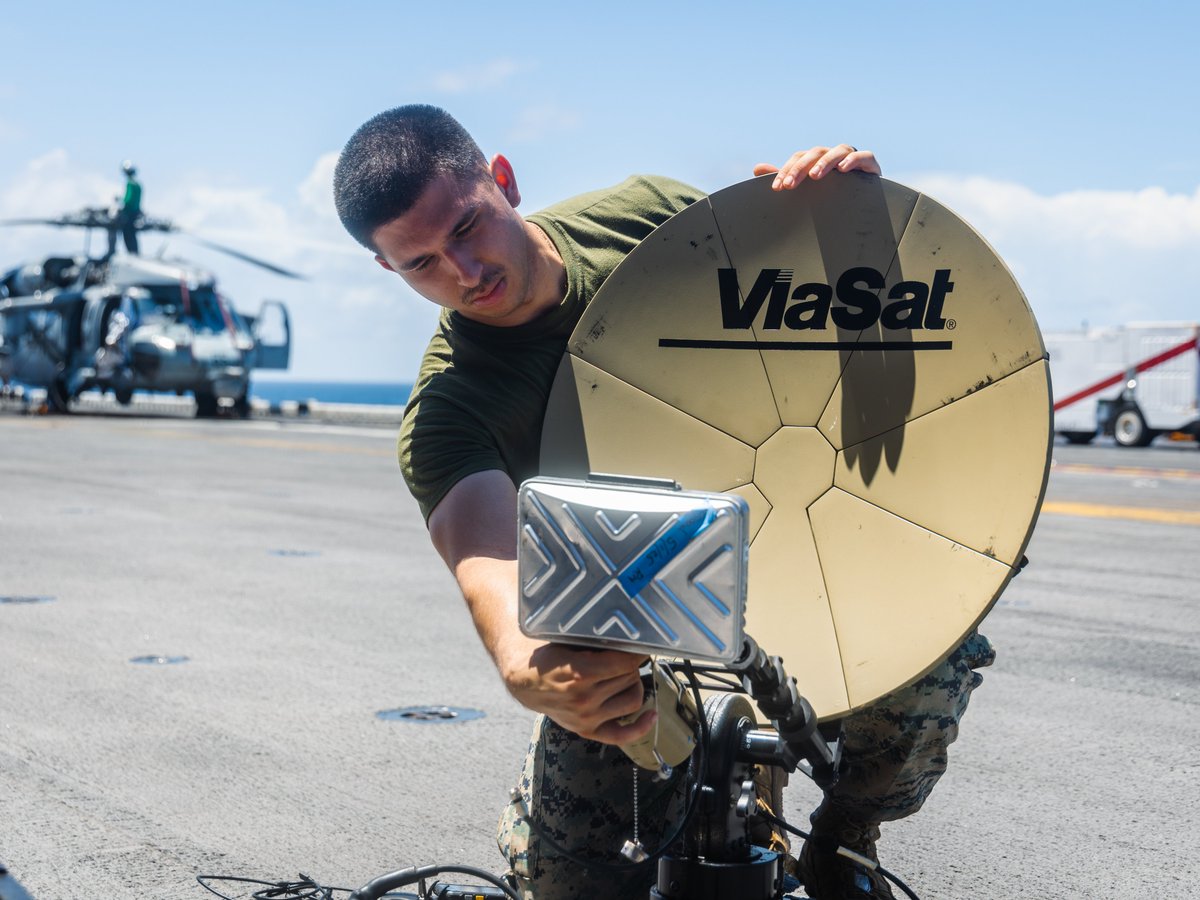 22nd_MEU's tweet image. 📍 Caribbean Sea, Puerto Rico
#marines with 22nd Marine Expeditionary Unit (Special Operations Capable), conduct radio checks aboard USS Iwo Jima (LHD 7), while underway in the Caribbean Sea, Sep. 21, 2025.
@USMC 📸 by Sgt. Tanner Bernat
@NAVSOUS4THFLT @Southcom @DeptofWar