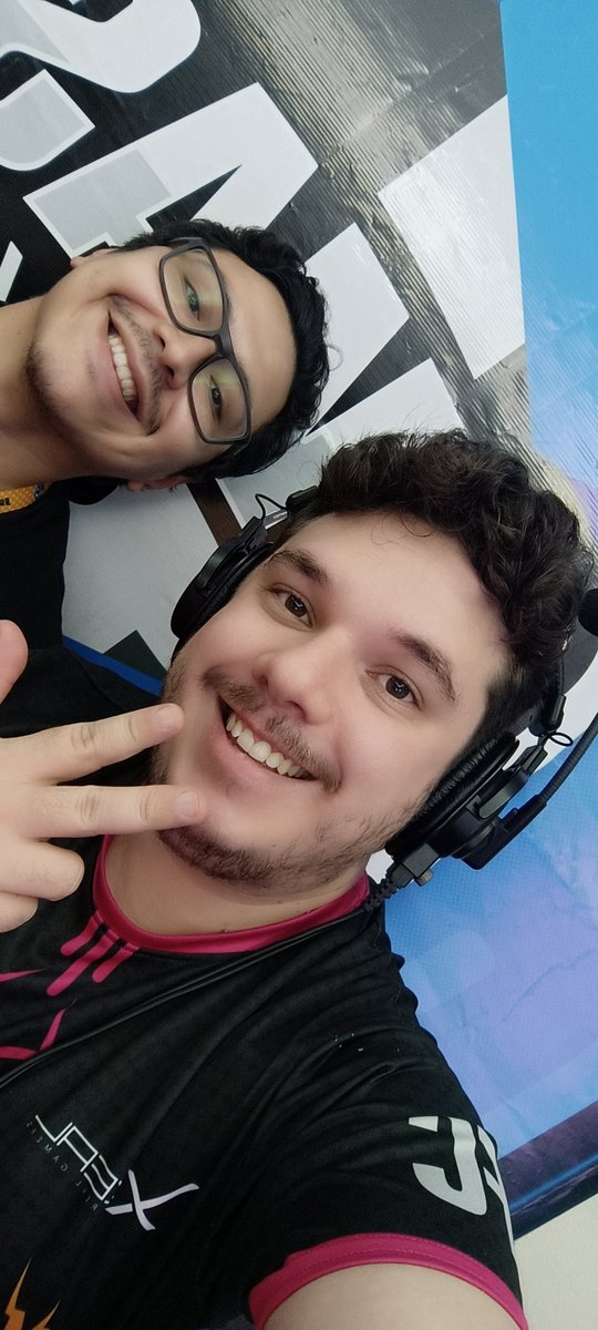 Compa_Roy's tweet photo. Muy feliz de narrar en El Salvador por segundo año consecutivo 🔥🇸🇻

Gracias a @smashsv por la confianza como siempre y de repetir en el micro con @SiDx__ https://t.co/PVznHvLuUc