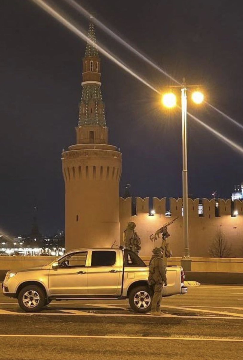 Өнөөдөр Москва Кремль.
Тэд уул нь 3 жилийн өмнө Киевийг 3 хоногт эзлэнэ гэж дайн хийсэн.