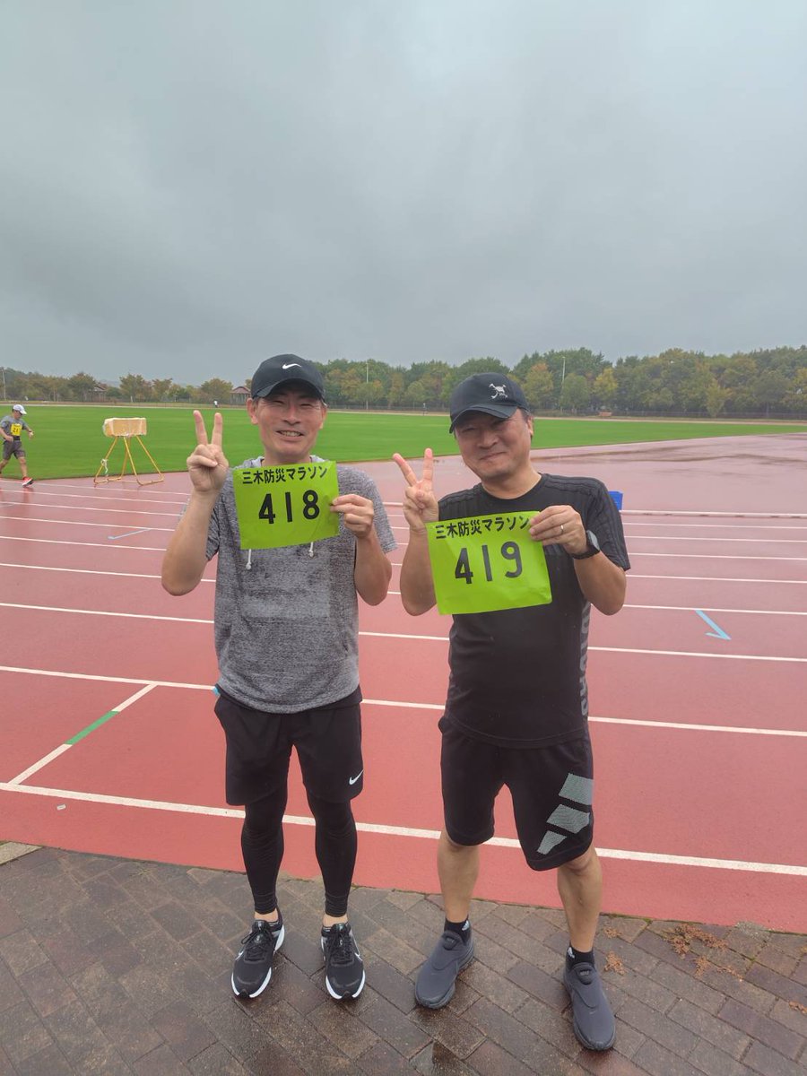 おはようございます！
昨日、三木市のマラソン大会に参加しました！🏃💨

5kmの部に社長と次長が挑戦！

トレーニングの成果が出て、雨の中でしたが二人とも笑顔で無事完走しました！😭👏

​そしてなんと…次長が年代別3位に入賞しました！🥉✨やったー！🙌

 #企業公式が朝の挨拶を言い合う