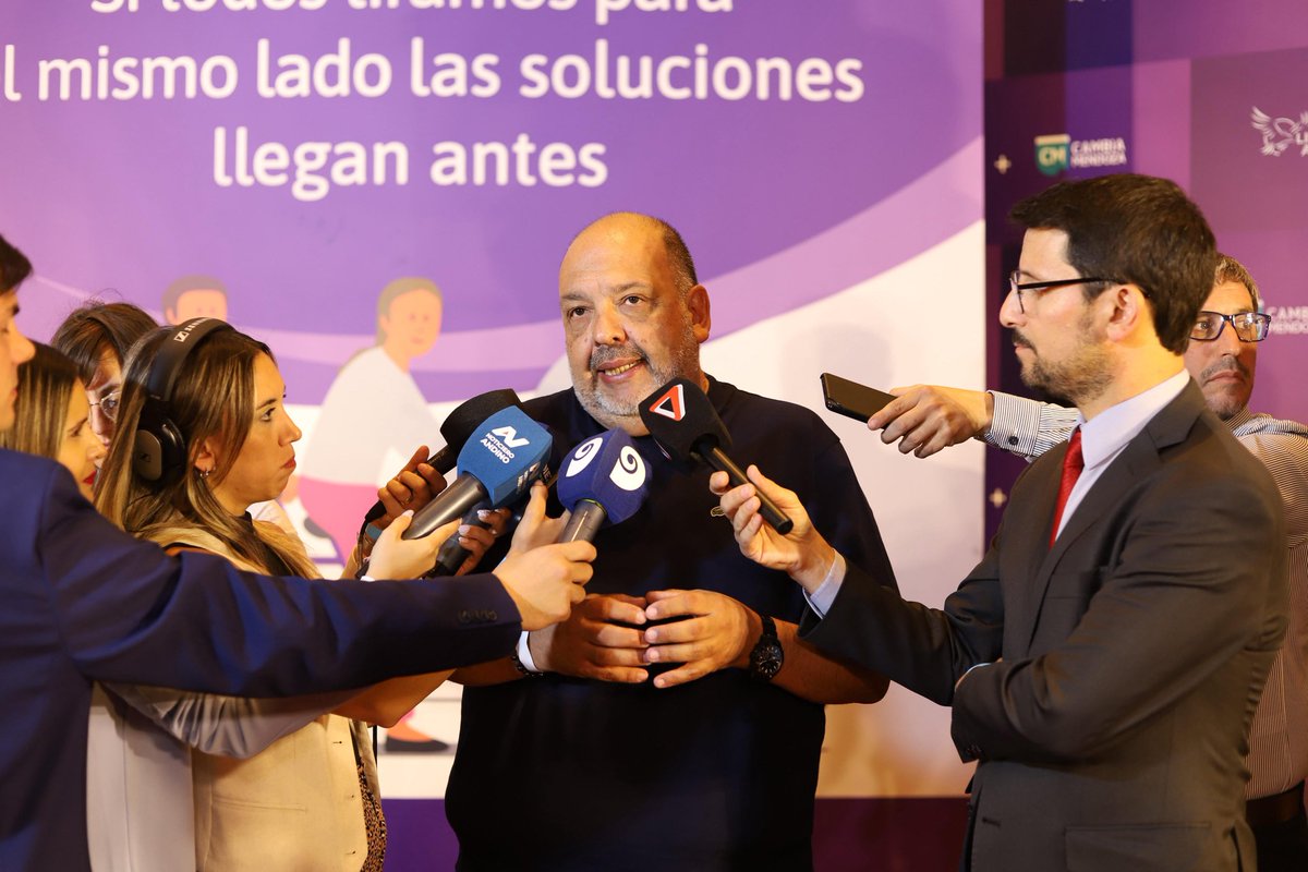 CaliLuis21's tweet photo. Los primeros en llegar al búnker de CM y LLA en Mendoza. Hay optimismo en las elecciones a nivel provincial. @sitioandinomza https://t.co/VmsTtI5mBQ