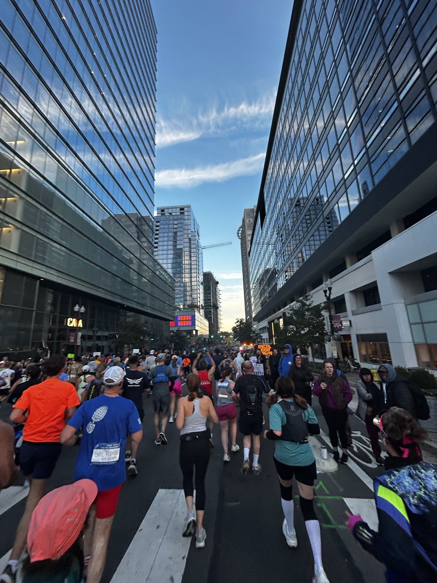 4:21 finish at the Marine Corps Marathon! The vibe from the crowds was absolutely electric—hard to beat this race! Huge thanks to the organizers &amp; an even bigger salute to all who have served. #MCM
