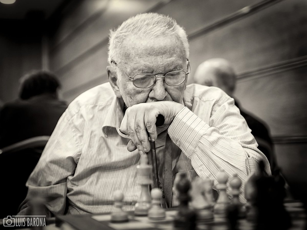 Muere Mihai Suba, un gran maestro que aprendió a jugar a los 19 años. Ahora, con una foto adecuada. La anterior era un error.  damasyreyes.es/muere-mihai-su… #Ajedrez 
📷: Luis Barona