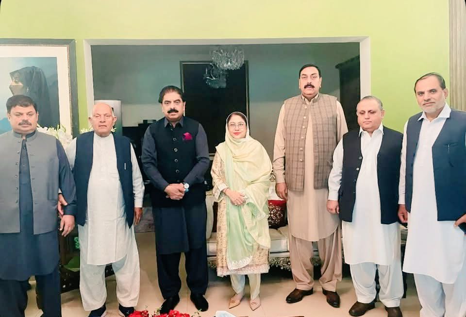 🔹 اقتدار کی خاطر اصولوں کی قربانی؟

آزاد کشمیر کی سیاست ایک بار پھر افسوسناک موڑ پر ہے۔
2021 کے عام انتخابات میں تحریک انصاف کے ٹکٹ پر منتخب ہونے والے 11 ممبران اسمبلی نے پیپلز پارٹی میں شمولیت اختیار کر کے عوامی مینڈیٹ سے غداری کی۔
اسی طرح 2023 میں تحریک انصاف کی دو تہائی