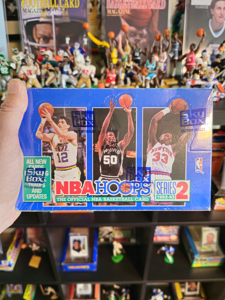 Let's open a box of 1992 NBA Hoops Series 2 Basketball cards 💥

We're looking for Shaquille O'Neal's RC, SPs and cool inserts today!

Check out all the hits from each pack down below 🧵