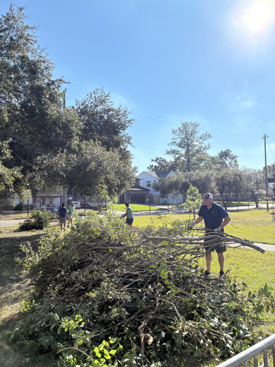 The clean and green project today was a success! It is inspiring to see kids taking the lead. I am so grateful to be of service to this amazing community. #BetterTogether <a href="/BlackMS_HISD/">Frank Black MS</a>