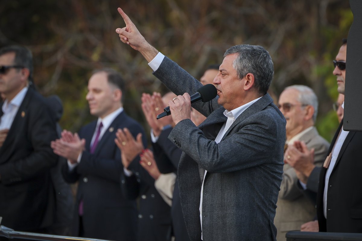Özgür Özel'den karar sonrası ilk açıklama:

Bugün bir bitiş değil, başlangıçtır.

Biten bir şey varsa bu acizler bitmiş, onlar yolun sonuna geldi, biz daha başındayız.