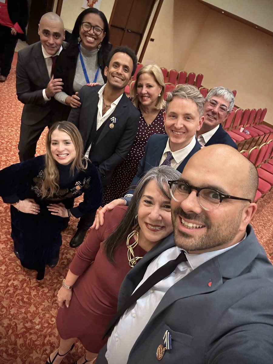 Compartir la distinción por la cultura nacional con artistas que admiro y quiero es un pretexto más para seguir tejiendo puentes entre cine, ópera lírica, música, danza, creación y vida entre Cuba e Italia.
Quiero recordar a Alfredo Guevara, Vando Martinelli, Aldo Garzia.