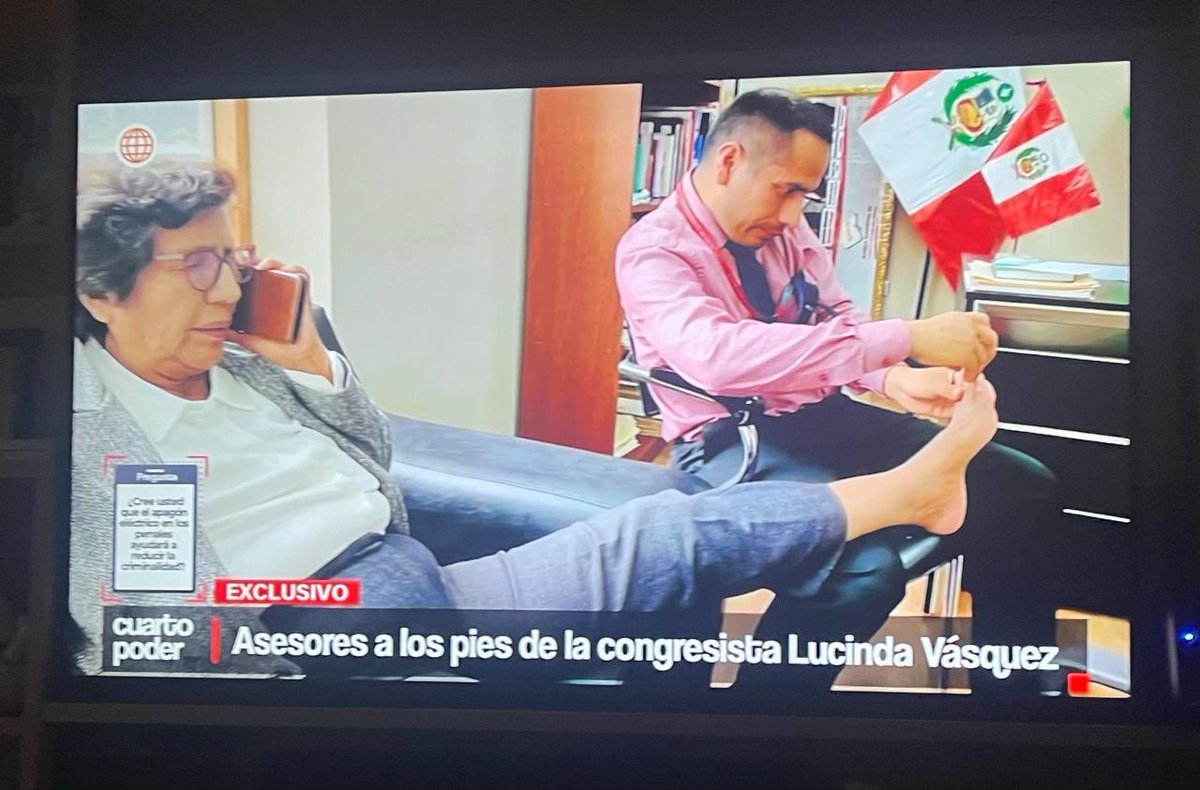 Una congresista desparramada, un asesor humillado y la bandera del Perú al fondo. 

Nuestro congreso en una imagen.