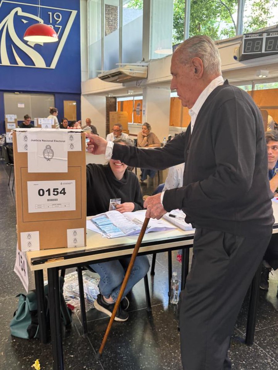 Con 86 años Jorge Vanossi fue a votar mostrando que la voluntad de sostener está valorada democracia es lo más importante en la vida. Es un ejemplo de los valores democráticos e institucionales que siempre deben perdurar.