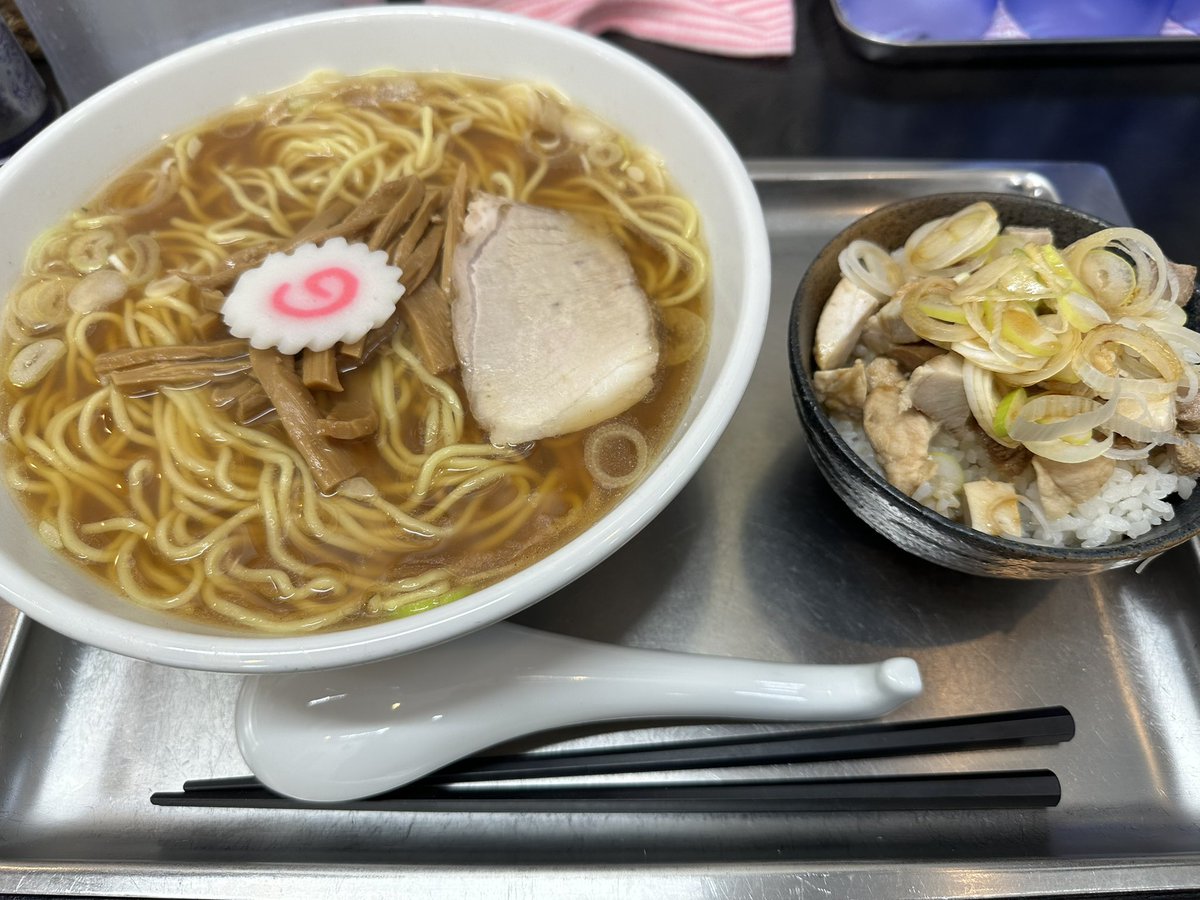 Gonzares_1199's tweet photo. 昼メシ🍜
中華蕎麦&チャーシュー丼
旨いに決まってる👍
*
#船橋 #ランチ #醤油ラーメン #醤油らーめん #チャーシュー丼 #焼豚丼 #ラーメン #らーめん #拉麺 #船橋グルメ #グルメ #中華蕎麦きよし #赤坂味一 #ramen #noodle #noodles #Roastpork #Roastedporkbowl #gourmet https://t.co/67CnuFkibf