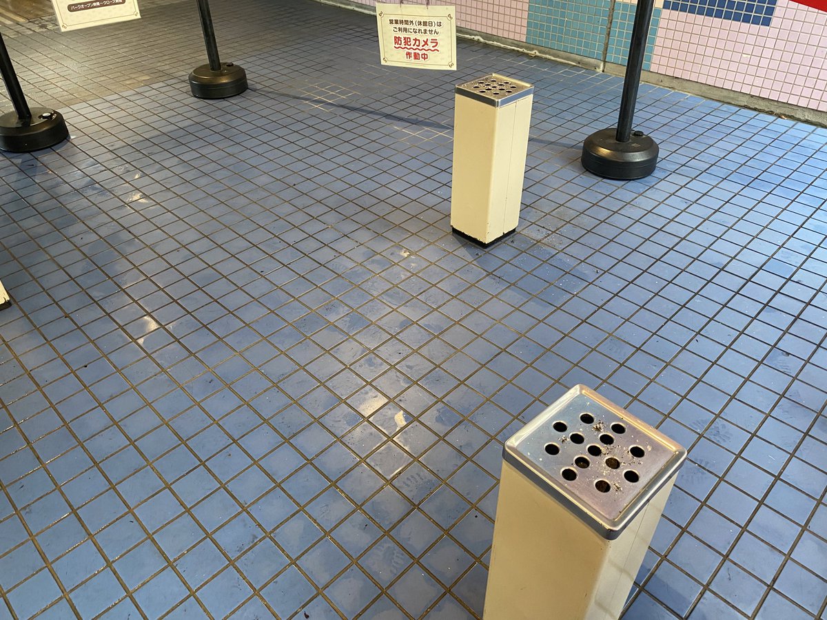ピューロランドって最寄駅からキティちゃんとかいっぱいで可愛くてワクワクするのに喫煙所には一切のギミックが施されてなくて面白い