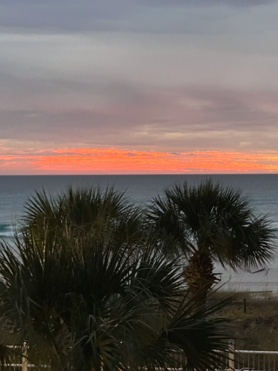 lesleekaye's tweet photo. Sunset at PCB through the rain. @weswyattweather https://t.co/az2hCUrhHl