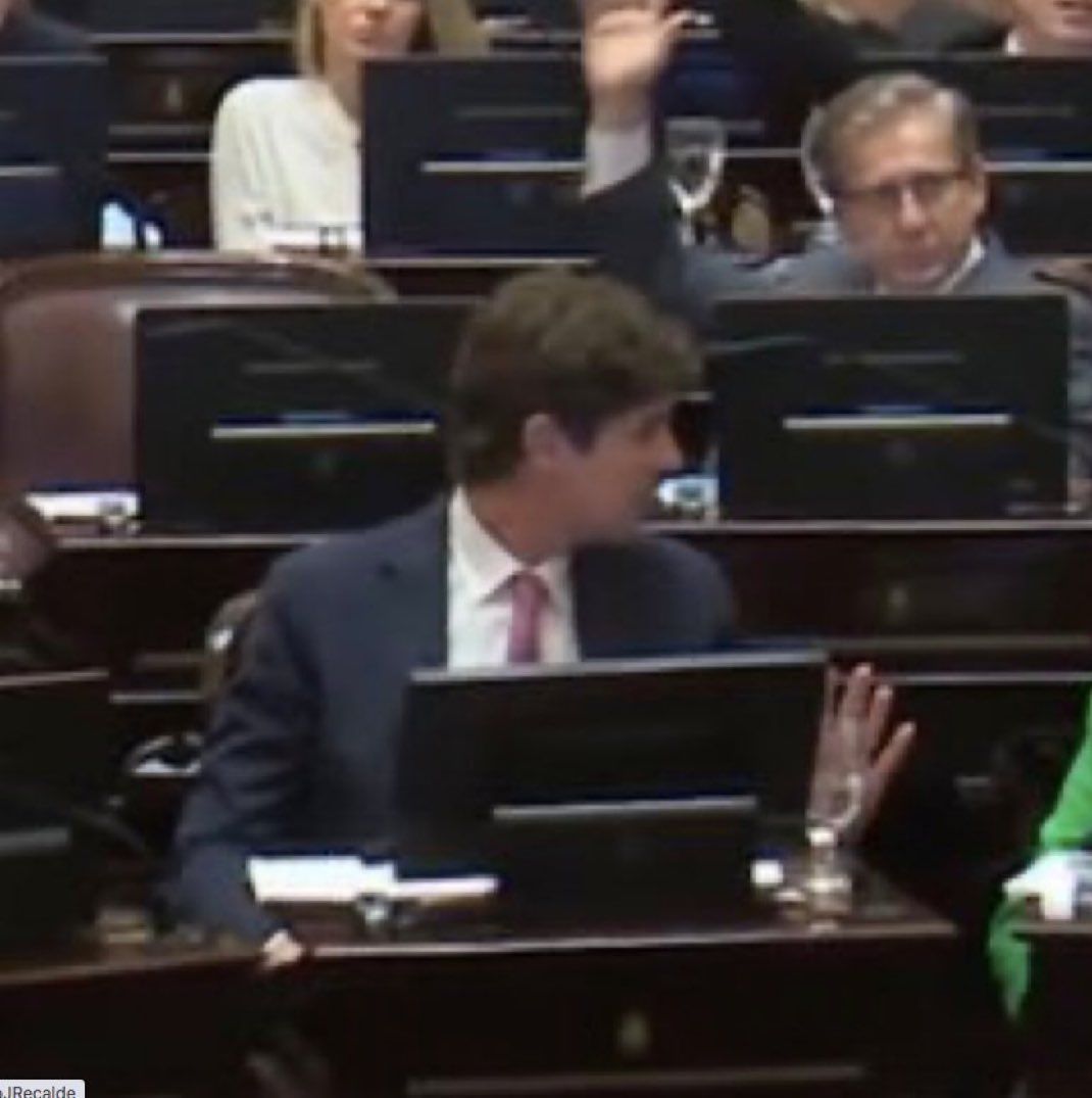 Me dicen por kukaracha que este energúmeno, estaría con un pie afuera del congreso #Elecciones2025 🗳️