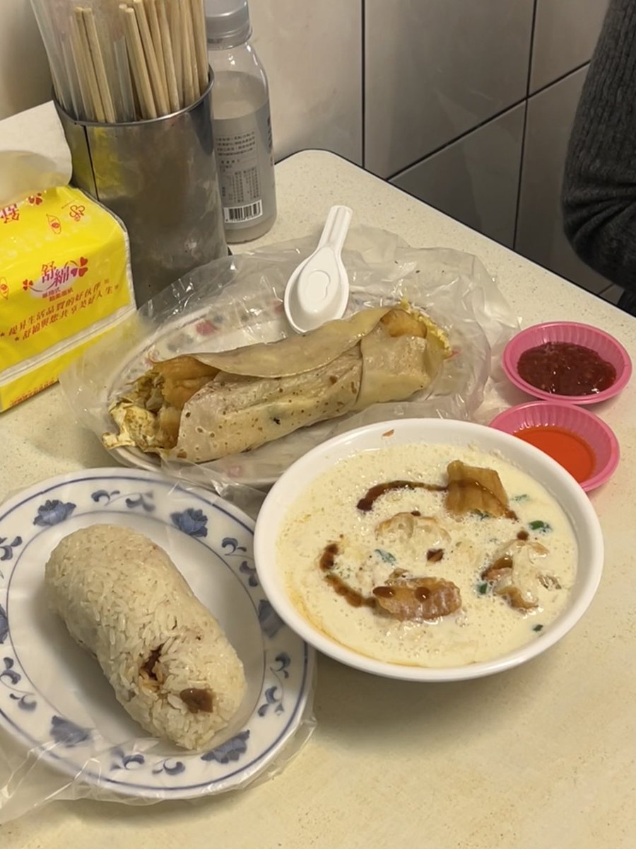 Barnabuser's tweet photo. みんなで食べる朝食から始めます😋 https://t.co/P6Yy3VwOHe