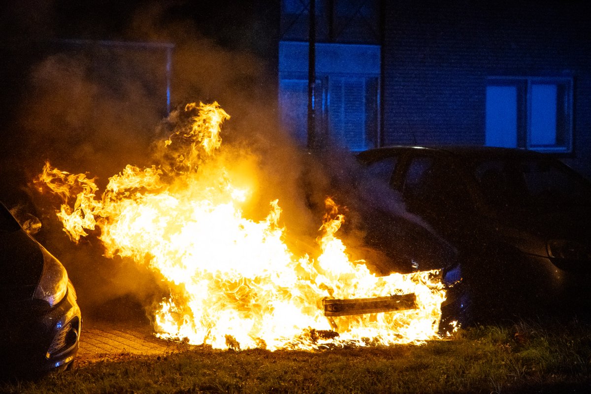 Geparkeerde auto uitgebrand op Vinkenborghlaan in Leidschendam