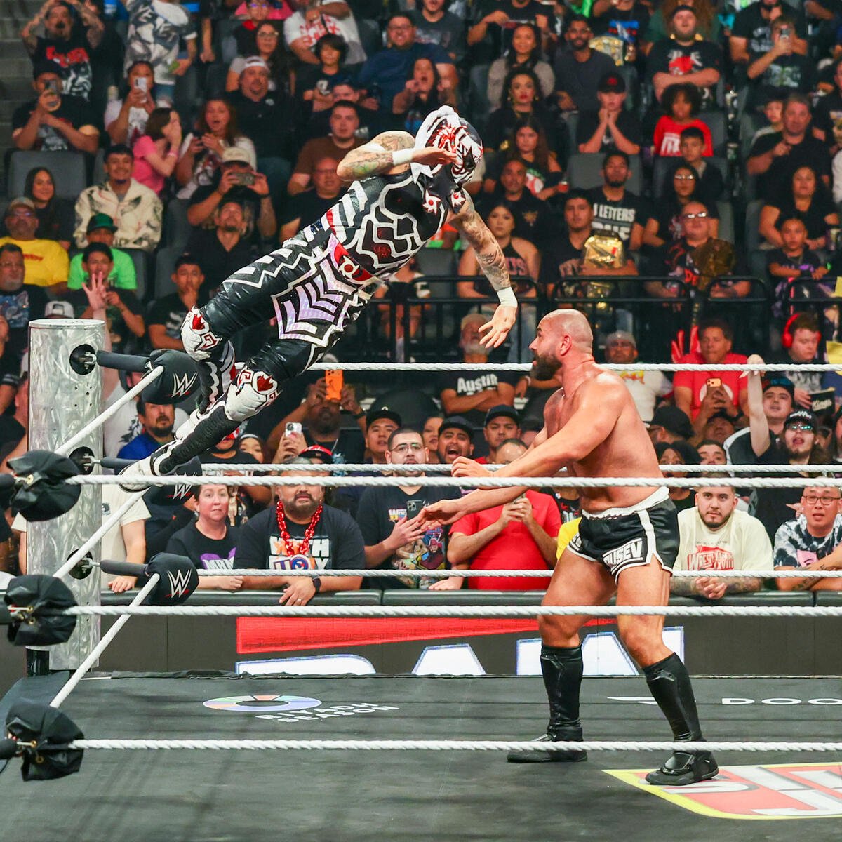 Cory_Hays407's tweet image. #WWERAW FOLLOW TRAIN!

-RT 
-Reply with a GIF of your favorite wrestler  
-Like and follow everyone who does this