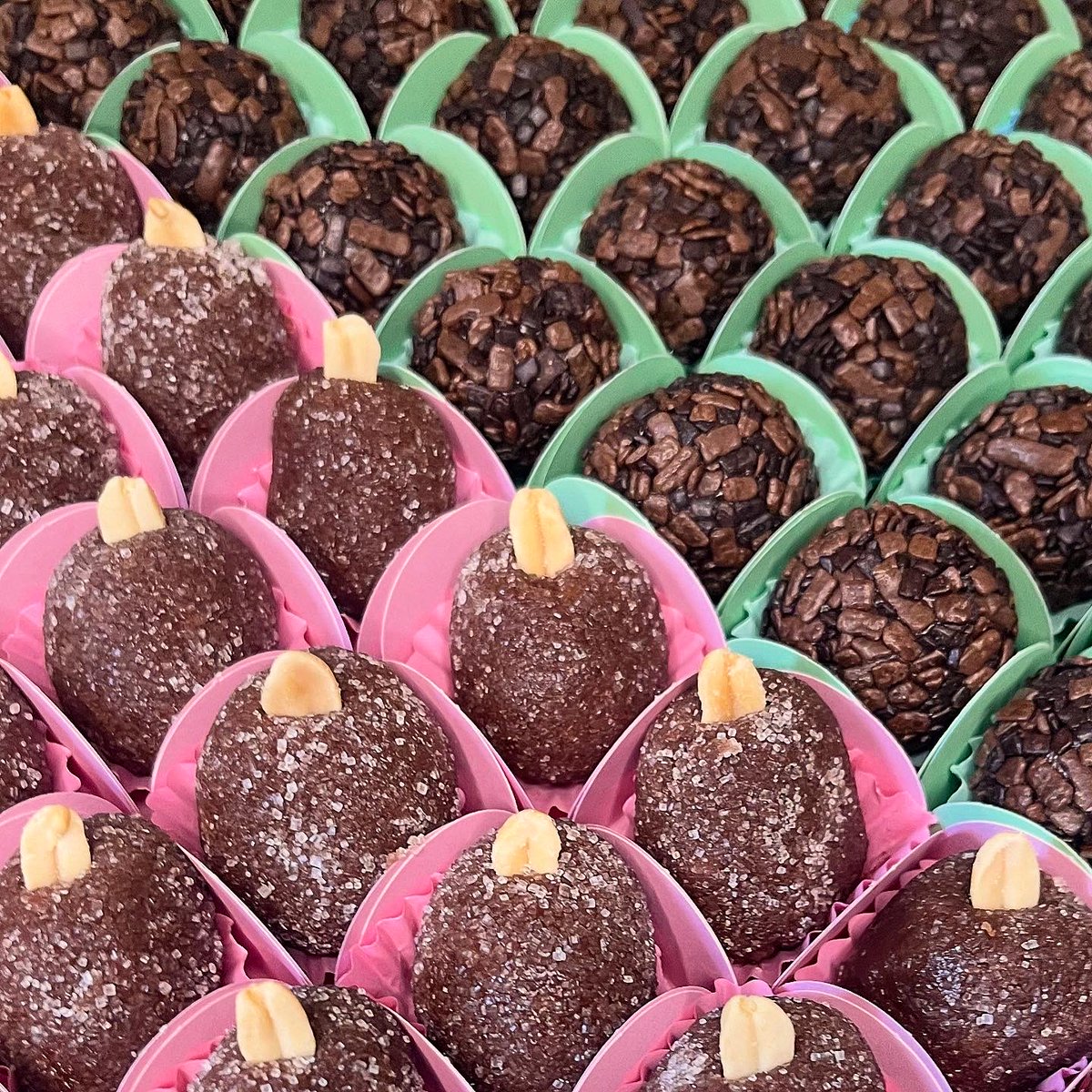 blendcacau's tweet image. Cajuzinhos e brigadeiros 🍫 Muitos e muitos docinhos aqui na Blend 😍 
Encomendas (65) 99258 8824 📲 

#docinhos #delicias #cajuzinho #brigadeiro #instagood #domingo #alegria #confeitaria #encomendas #cuiabá