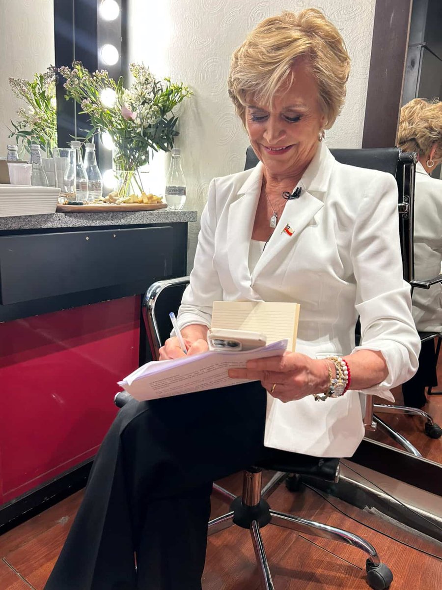 La candidata <a href="/evelynmatthei/">Evelyn Matthei</a> la más aplicada para Chile 🇨🇱. No pierde el tiempo y cada minuto que tiene lo estudia. #ElDebate13 #EvelynPresidenta