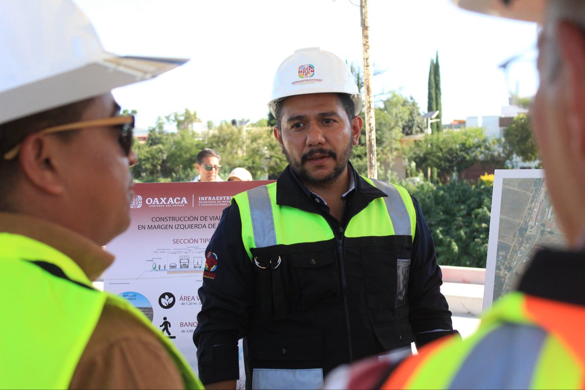 SIC_GobOax's tweet photo. El gobernador Salomón Jara Cruz , junto al titular de la #SIC, @C_Vichido , realizó un recorrido por los trabajos de encauzamiento del Río Atoyac y la construcción de la vialidad en sus márgenes, en el municipio de @Gob_Xoxocotlan https://t.co/1t3dQjE2U4
