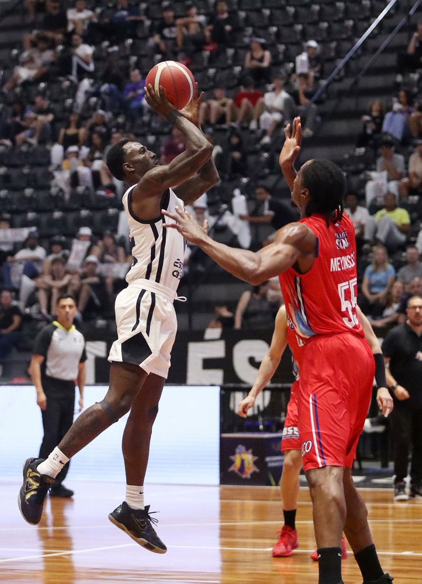 BlogTurnover's tweet image. E DEU CORINTHIANS!!!!

Elyjah Clark colocou o jogo no bolso. 35 pontos e 7 rebotes pro ala, o Corinthians venceu o Quimsa por 100 a 96, conseguindo os 4 pontos necessários pra se classificar para as quartas de final da Liga Sulamericana.