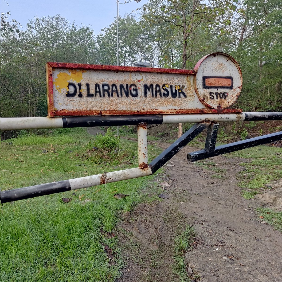 Dilarang masuk
Masuk benjut
Lu jual gada yg beli🤣🤣🤣