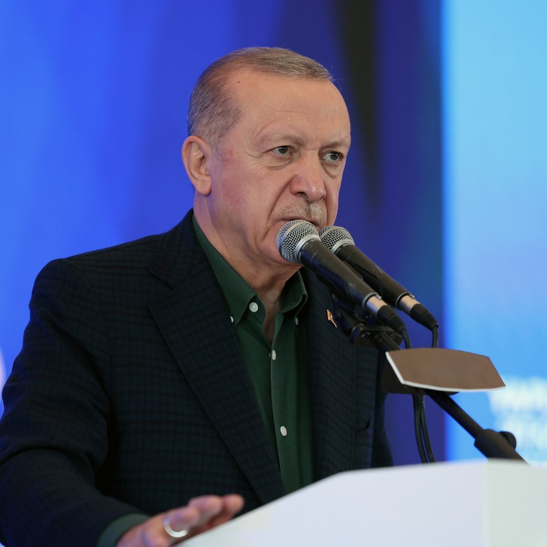 Özgür Özel:

"MİT'in ve sekiz bakanlığın bütün verilerini çaldırdılar. 

Sitelerde parasını verene en mahrem bilgilere kadar herkesin bilgileri satılıyor. 

En başta Recep Tayyip Erdoğan yargılanmalıdır!"