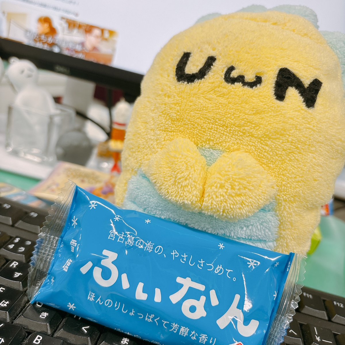 uniform_next's tweet image. おはようございます(｀UωN)
今日の福井の天気は雨☔です

お休み中に友達からお土産をもらった中の人、ユニまるさんにもお裾分けです🍪青いパッケージがかわいいフィナンシェかな？🤤

今週もがんばるぞい✊️

#企業公式が毎朝地元の天気を言い合う