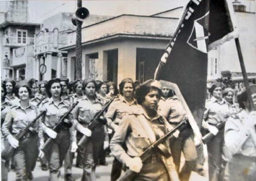 Enérgicos y dignos, hombres y #MujeresEnRevolución del pueblo piden un puesto en la trinchera con las armas en las manos para defender a la naciente #Revolución en el poder contra las agresiones del gigante de las siete leguas. Nacen las Milicias Nacionales Revolucionarias. #FMC