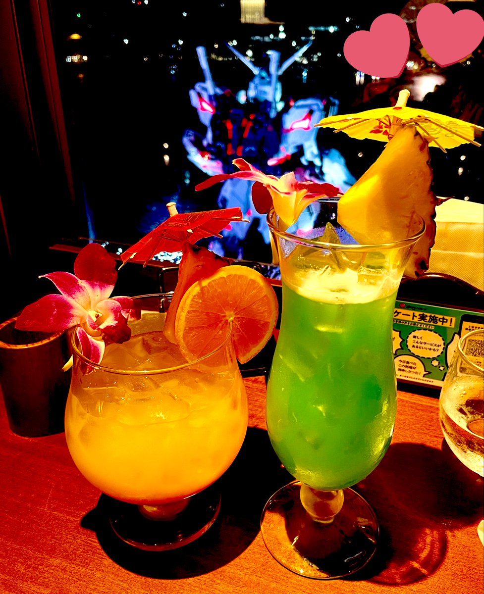 hanakohach's tweet photo. 後ろから見たユニコーンもかっこいいよね…✨
ユニコーン眺めながらお酒も飲んだよ🍹
変形演出もムービーも見れて満足😊
雨止んでくれてよかった🌙
#HAKUEATS https://t.co/bzfllUHAtN