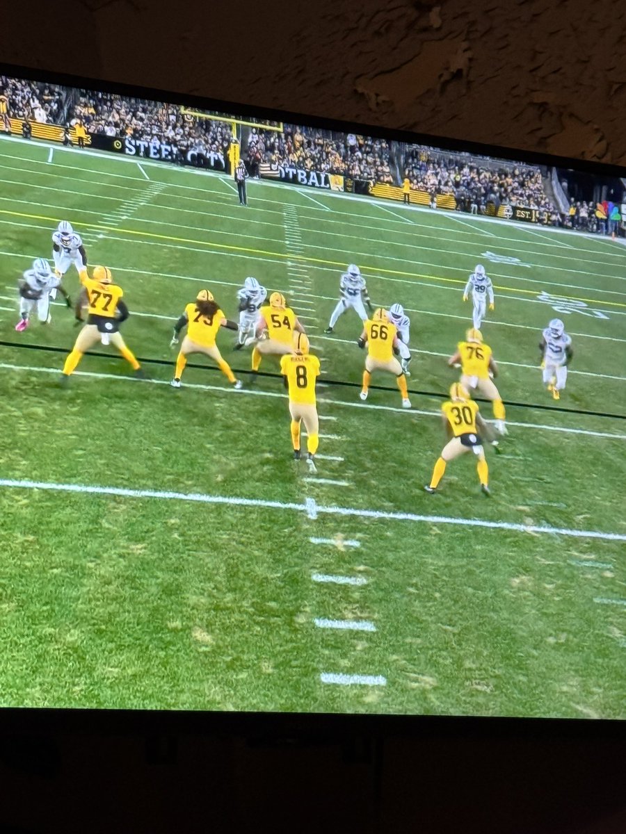 Didn’t realize I was going to spend my evening fighting the illusion that they’re not wearing pants 🤦🏼‍♀️ #snf #GBvPit