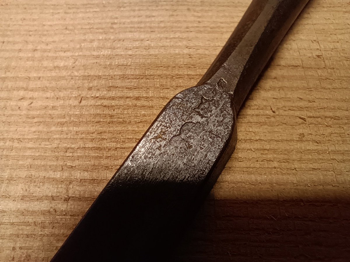 うーん、、、
どんな角度から見てもわからん
口金も分厚く首に合わせると回らないんだがこんなの初めて