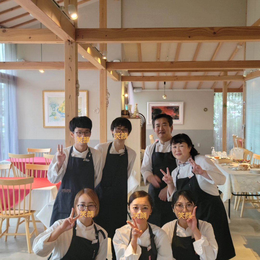 Braise_Aida's tweet image. 10月27日(月)
ブレゼアイダ
ただ今ランチ準備中

本日も予約制の
Thanksビッフェ営業✨

料理をご覧になる
皆様の笑顔が嬉しくて
美味しかったの
一言が嬉しくて

シェフもスタッフも私も
テンションがあがります😄

昨日は全員出勤だったので、みんなで記念撮影📸

大切なスタッフと私達👨👩