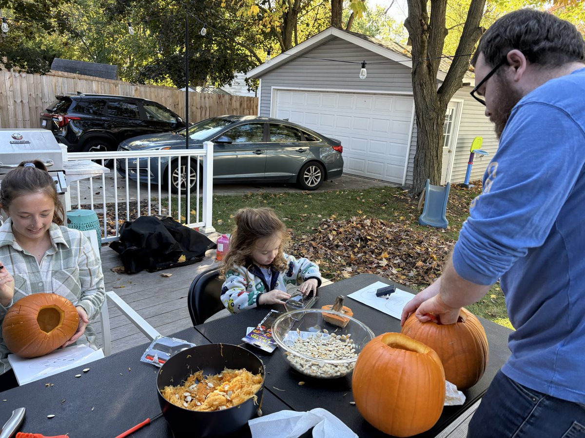 kle052789's tweet image. Super fun carving pumpkins today! #falldays #octoberfun #carvingpumpkins #familytime