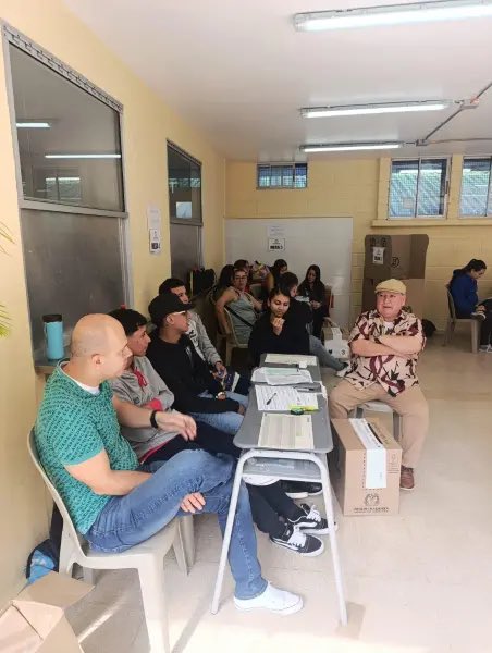 El pueblo de Colombia sabe que el Pacto Histórico es un grupo de incompetentes en quienes no se puede confiar para dirigir el país. Por eso, solo más de 2 millones de colombianos participaron en su consulta, menos del 10% de las personas habilitadas para hacerlo,  más de 39