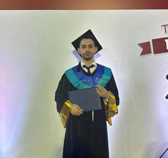 الشهيد الشاب #ايليو_ابي_حنا ، شهيد #لبنان ...
شهيد بسبب اللا قانون و اللا دولة و اللا حياة شهيد بسبب الفلتان .
الى متى ؟ سيبقى وجود الغرباء مدججين بالسلاح في بلدنا .
من هم اصلاً ليقيموا حاجزاً في عاصمة لبنان ؟
اين الدولة و اين شهر حزيران ؟ الذي فيه سينزع سلاح الرجس من مخيمات